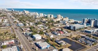 Lovely Central, Near Beach, 2 King Beds, Huge Private Yard, Deck, Patio, Firepit, & BBQ, Ocean View - 1