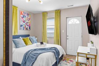 Philly Zoo Queen Suite - Apartment with Fireplace & Parking Available - 3