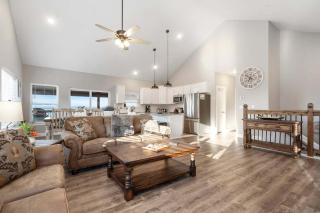 A Birds Eye Bridge View - 5 BDR with Private Hot Tub - 3