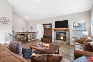 A Birds Eye Bridge View - 5 BDR with Private Hot Tub - 2