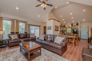 Hickory Hideaway with Communal Pool Access - 0