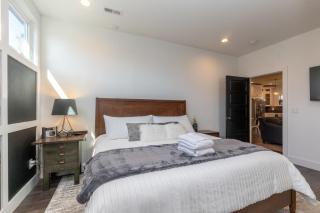 Broadway Breeze Escape Modern Nashville Comfort - 7