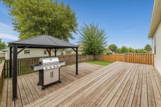 Bright 6BR Near Niagara Falls with BBQ Yard - 6