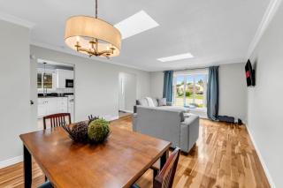 Bright 6BR Near Niagara Falls with BBQ Yard - 1