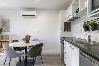 Modern apartment with stunning views near lake - 6