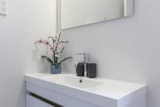 Modern apartment with stunning views near lake - 4