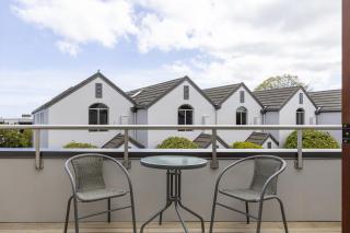 Modern apartment with stunning views near lake - 3