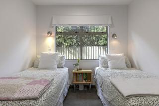 Modern apartment with stunning views near lake - 6