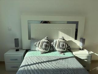 Departamento a unas Calles de la Zona Dorada - 0