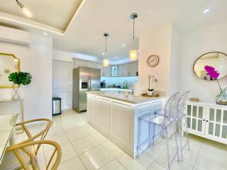 Stylish 3BR Condo, Full AC, Wi-Fi - 6