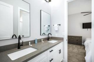 10 Large Bedrooms Ping Pong Hot Tub - 8