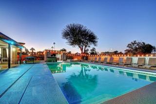 9 Large Bedrooms Game Lounge Fire Pit - 2