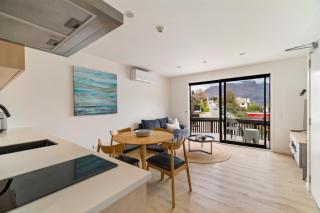 Modern Queenstown Apartment - walk to town - 0