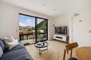 Modern Queenstown Apartment - walk to town - 8