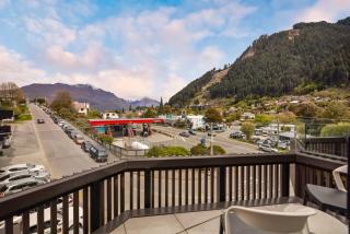 Modern Queenstown Apartment - walk to town - 4