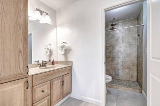 8 Large Bedrooms Hot Tub Game Lounge - 9