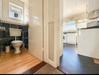 Portchester Stay – Spacious 3-Bed Chalet Bungalow with Garden and Parking - 9