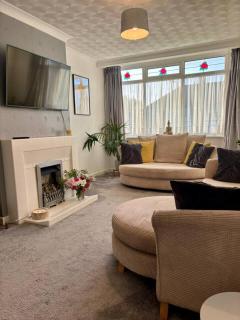 Portchester Stay – Spacious 3-Bed Chalet Bungalow with Garden and Parking - 2