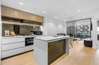 High-End 2 Bed City Stay with Pool, Sauna and Gym - 9