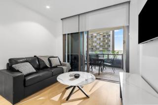 High-End 2 Bed City Stay with Pool, Sauna and Gym - 8