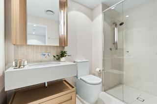 High-End 2 Bed City Stay with Pool, Sauna and Gym - 7