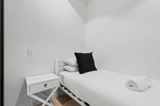 High-End 2 Bed City Stay with Pool, Sauna and Gym - 4