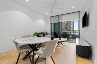 High-End 2 Bed City Stay with Pool, Sauna and Gym - 3