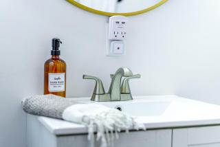 Prime Location Top Rated Clean Parking Free! - 5