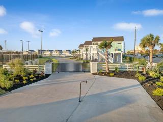 New Sunny Villa-1 Block From Beach - 9