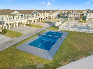 New Sunny Villa-1 Block From Beach - 7