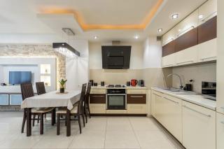 Chick - Grzybowska 5 - 7