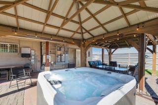 3BR 2BA Jacuzzi Putting Green Close to Airport - 0