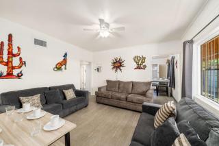 3BR 2BA Jacuzzi Putting Green Close to Airport - 9