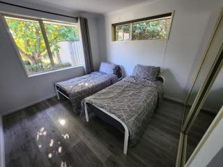 2 bedroom whole house 1 Queen 2 Single bed - 3