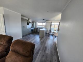 2 bedroom whole house 1 Queen 2 Single bed - 2