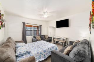 3BR 2BA Jacuzzi Putting Green Close to Airport - 3