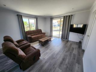 2 bedroom whole house 1 Queen 2 Single bed - 1