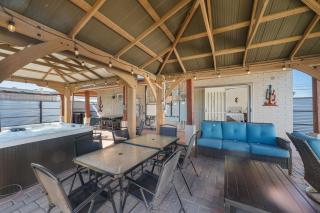 3BR 2BA Jacuzzi Putting Green Close to Airport - 8