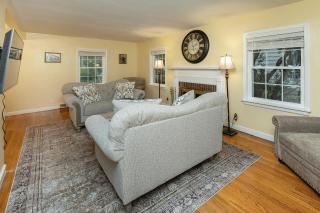 4BR-3BA Charming Family-Sized in Ames - 4