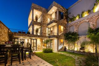 Vista Vieja, 6BR Luxury Villa with Pool & City Views - 4