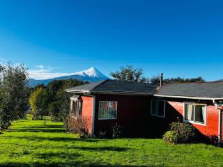 Casa con orilla de río y vista a los volcanes - 0