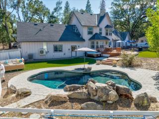 Cedar Creek Lodge with POOL/hot tub/sleeps 24! - 0