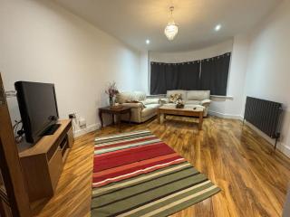 Purley Home - London & Gatwick 20 Mins Away - 7