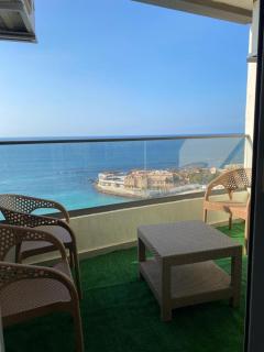 Wide Seaview 3-Bedroom Apartment - 9