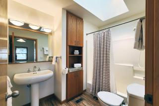 Walk to Everything! Hot Tub! Shorepine Haven - 7