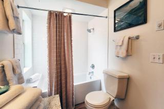 Walk to Everything! Hot Tub! Shorepine Haven - 6