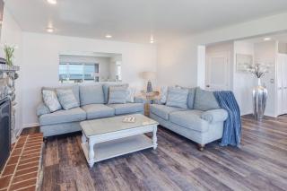 Ocean Front Home! Hot Tub! Stone's Throw - 9