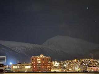 Cozy Top-Floor Apt with Arctic Cathedral View - 0