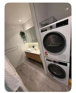 Private Room and bathroom in Shared Apartment with Host - 3