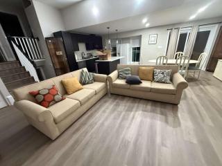 Spacious 5 bedroom single family home sleeps 12 with driveway near DC - 0